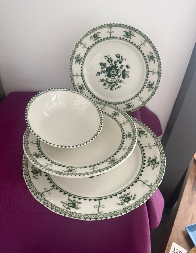 Yeşil Çiçekli Tulu Porselen 6 Kişilik 24 Parça Yemek Takımı